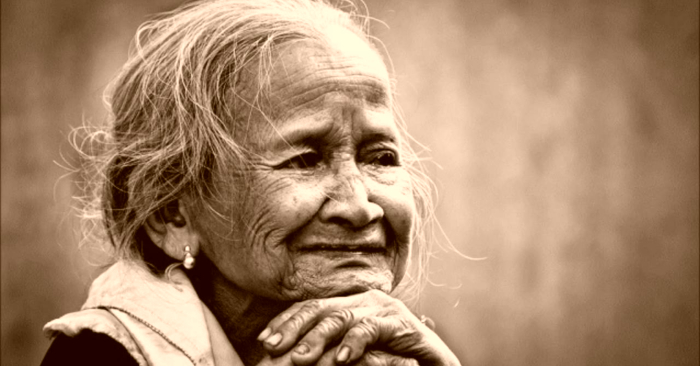 Lưng còng mái tóc phai sương, mẹ ngồi ngóng trông…