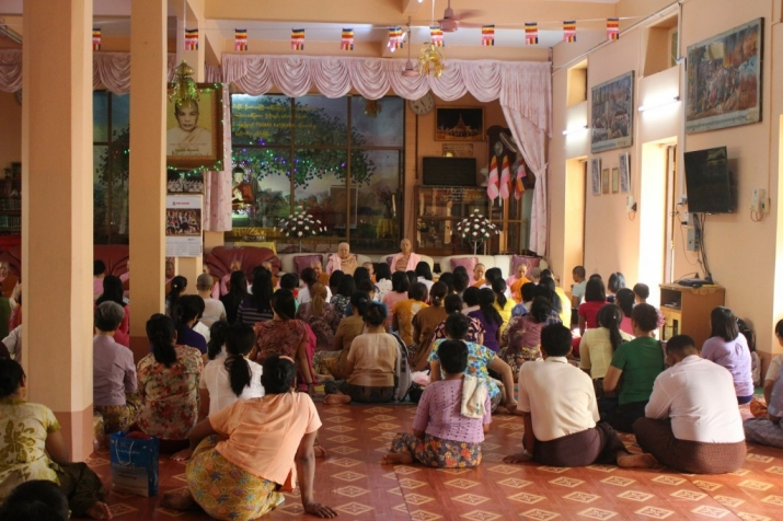 Myanmar: các Nữ Phật tử xuất gia gieo duyên trong dịp Tết cổ truyền