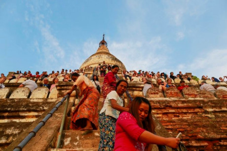 Myanmar cấm leo trèo lên chùa cổ