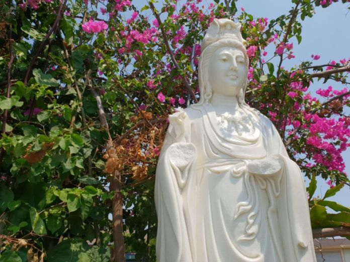 Năm tượng Phật chùa Hương Tích, Santa Ana, bị chém lìa tay