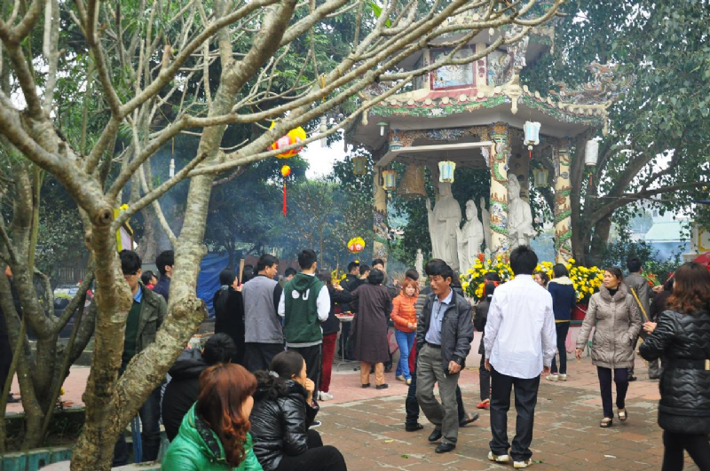 Người dân châu Á đi chùa cầu năm mới may mắn, bình an