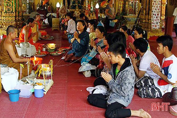 Người dân Lào bước vào mùa chay năm 2020