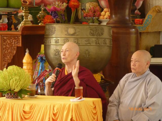 Ni sư Chủ tịch Sakyadhita thăm các chùa ở VN