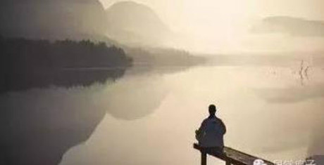 Nước càng sâu thì chảy càng chậm, người càng trí huệ thì tâm càng tĩnh