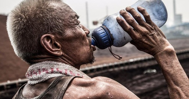 Phận làm con đừng bao giờ cảm thấy xấu hổ vì cha mẹ mình nghèo