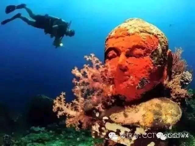 Phát hiện nhiều bức tượng Phật chìm dưới đáy biển một cách bí ẩn