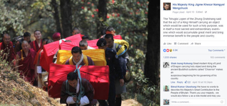 Quốc vương Bhutan vác hộp gỗ đàn hương đến tặng tu viện Phật giáo Chagri