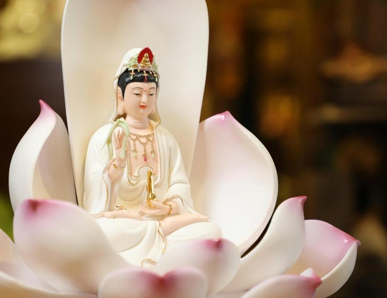 Sự linh ứng của Bồ tát Quan Thế Âm có mâu thuẫn với luật nhân quả không?