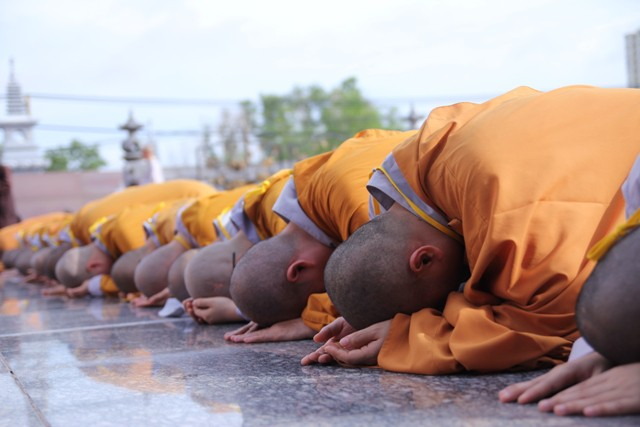 Suy ngẫm về người xuất gia trẻ “hoàn tục”