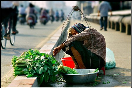 Tại sao sinh ra cái nghèo?