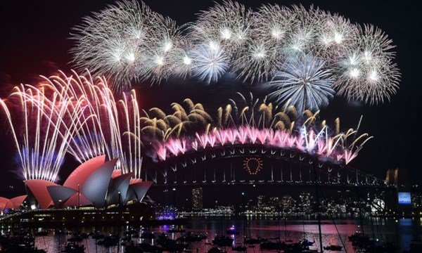 Tạm biệt năm cũ, thế giới hân hoan hân hoan chào đón năm 2016