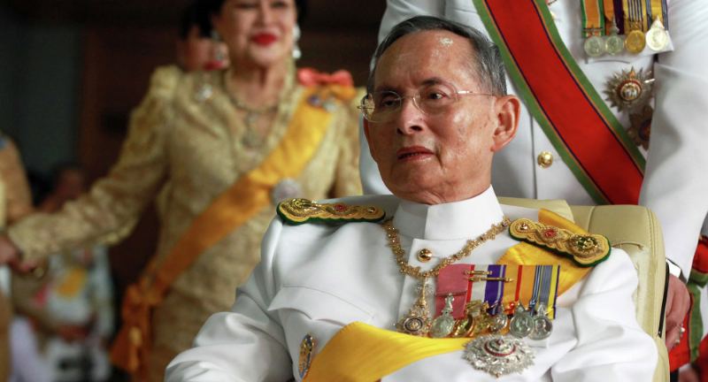 Thái Lan: Ca sĩ, diễn viên xuống tóc tham gia khoá tu để tưởng nhớ nhà vua Bhumibol Adulyadej