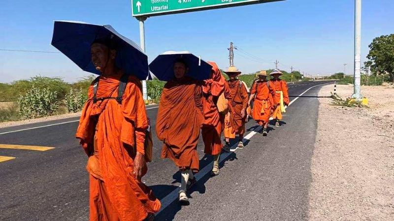 Thái Lan: Hành trình đi bộ vì hòa bình của các nhà sư bị gián đoạn
