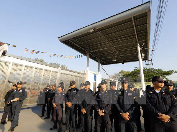 Thái Lan: Nhà vua tước bỏ giáo phẩm của sư Trụ trì chùa Dhammakaya