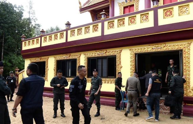 Thái Lan: Sát thủ áo đen vác súng trường vào chùa bắn chết hai nhà sư