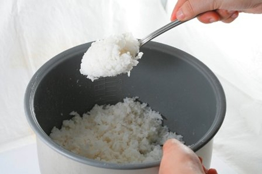 Thói quen hâm cơm nguội và những nguy hại chết người