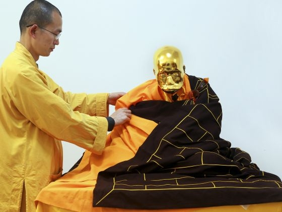 Trung quốc: Dát vàng nhục thân còn nguyên vẹn Cố hòa thượng Phúc Hậu sau khi qua đời 4 năm