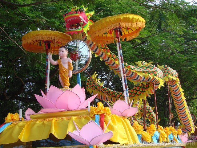 Truyền thống xe hoa rước Phật trong lễ Phật đản có từ thời nào ?