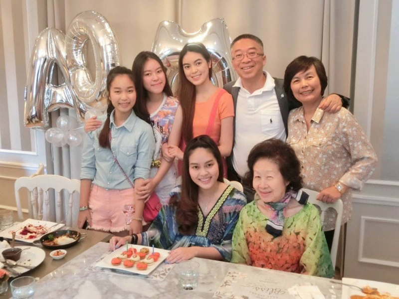 Tỷ phú theo đạo Phật: Tôi luôn làm gương cho các con