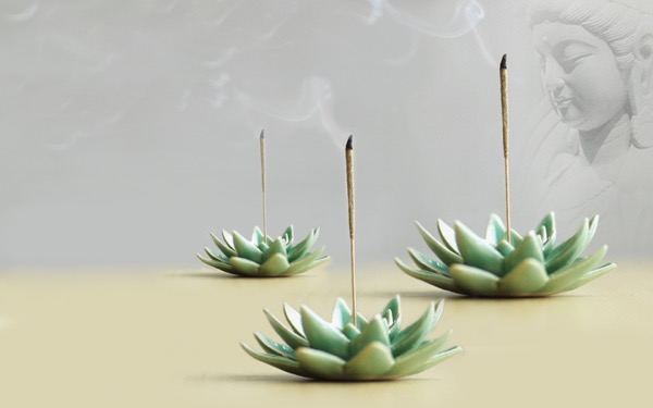 Vấn đề thắp hương trong kinh điển Phật Giáo