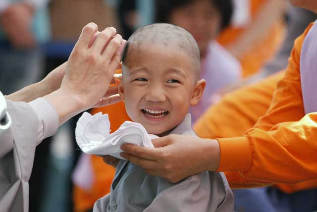 Vì sao xuất gia đi tu phải cạo tóc?